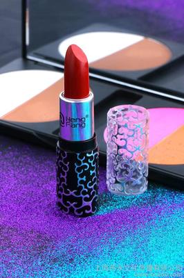 光影藝術(shù)下的魅力呈現(xiàn) 上?；瘖y品產(chǎn)品靜物畫冊(cè)與模特拍攝服務(wù)解析